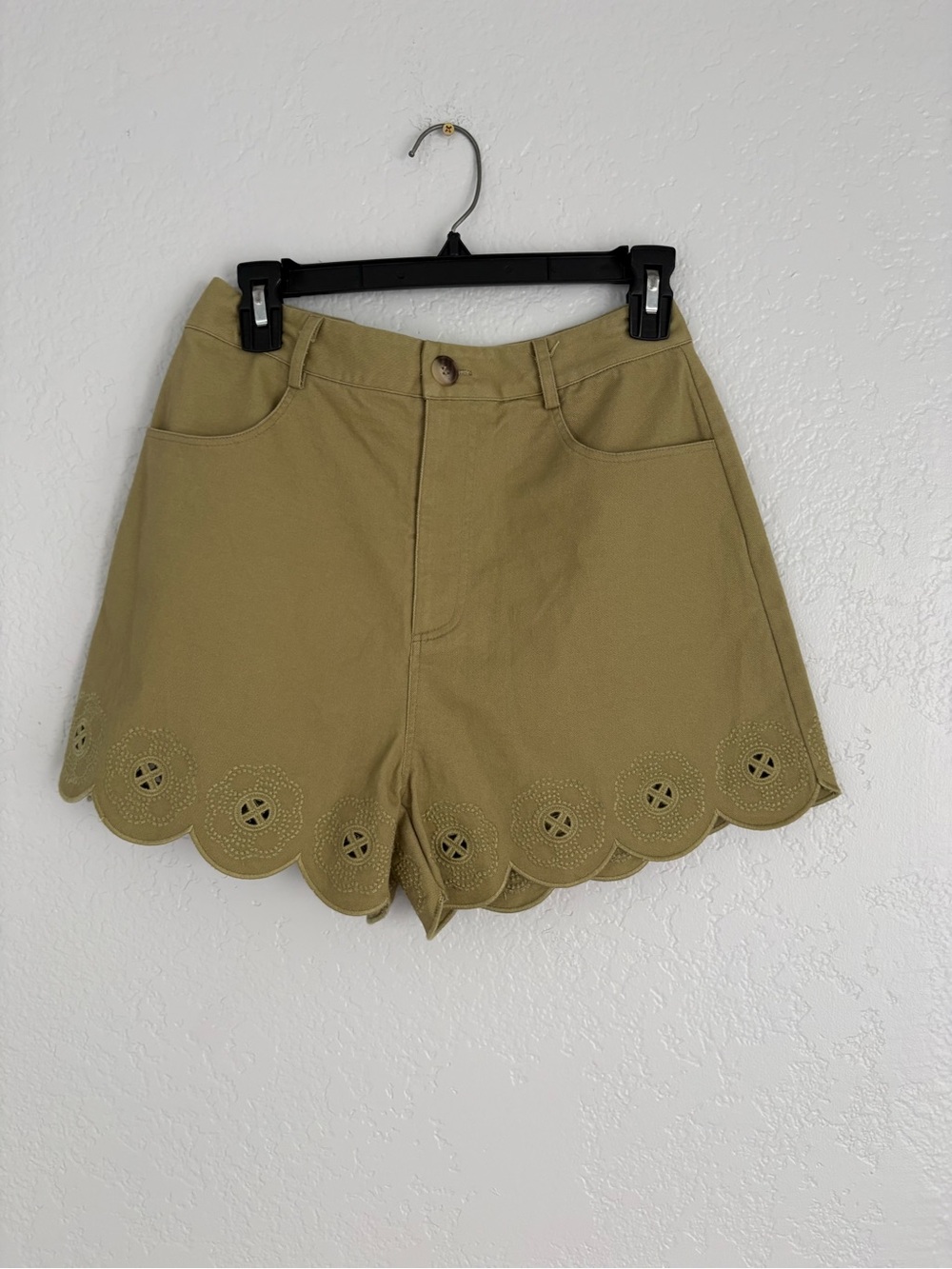 ❤️NEW entro Olive Scalloped Eyelet High-Waist Shorts